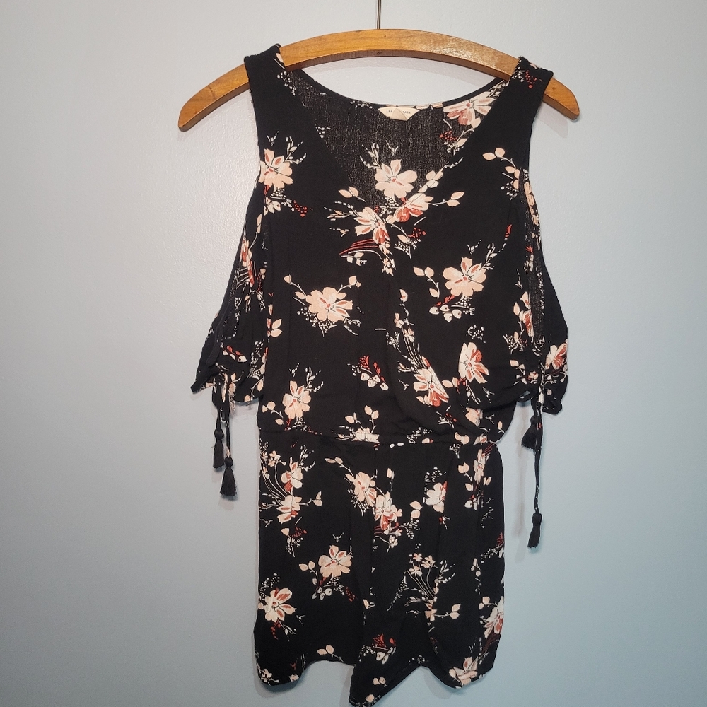 Aeropostale Womens Black Floral Cold Shoulder Romper Size XS